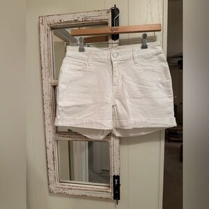 ◽️▫️White shorts▫️◽️